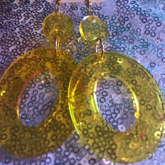 Cool yellowy clear thick hoop resin earrings - Picture 1 of 2